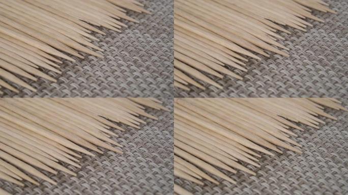 磨尖的木制新牙签在编织的厨房餐巾上排成一排