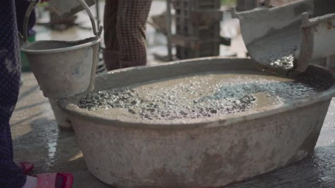 亚洲工人用混凝土水泥工作