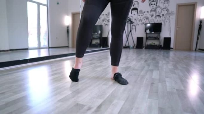 现代芭蕾舞演员，可以伸展脚和脚趾，因此她可以避免在激烈的训练中受伤