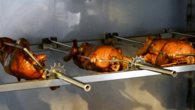 在烤箱中吐痰烹饪北京烤鸭的过程