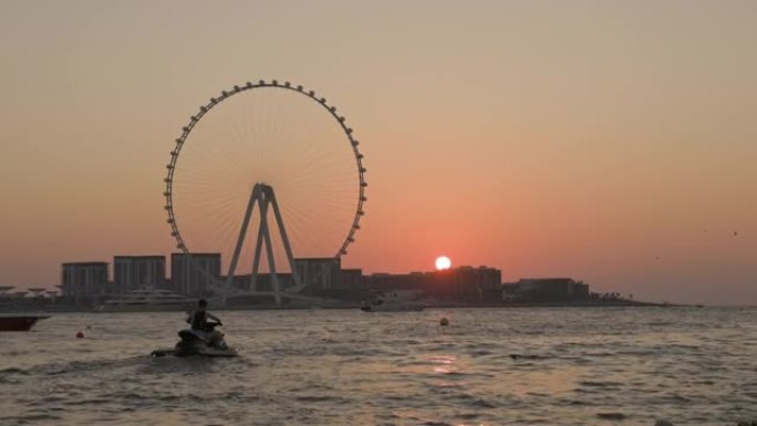 阿联酋迪拜码头最大的摩天轮上无与伦比的日落。