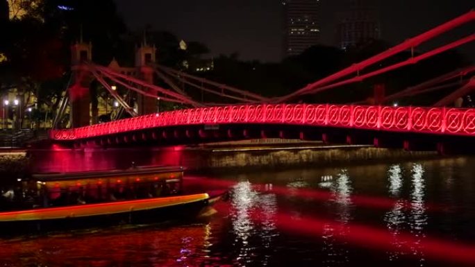 观光船在新加坡傍晚在红灯桥下移动
