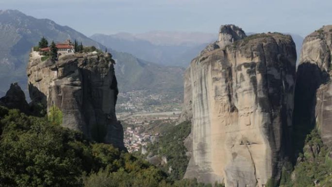 迈泰奥拉岩石顶部圣三一修道院的极端位置4k视频