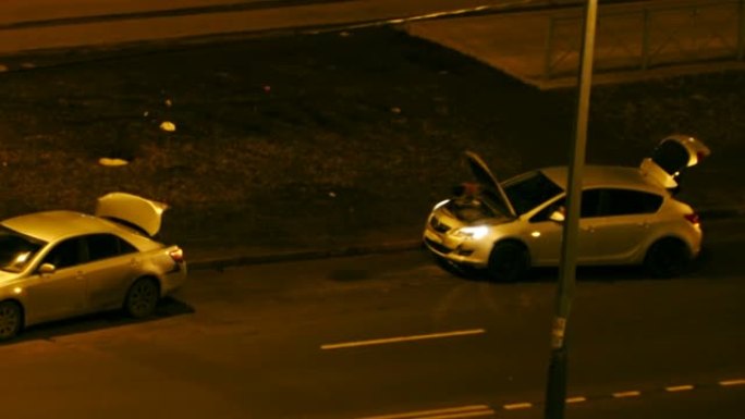 夜间汽车在道路上的碰撞