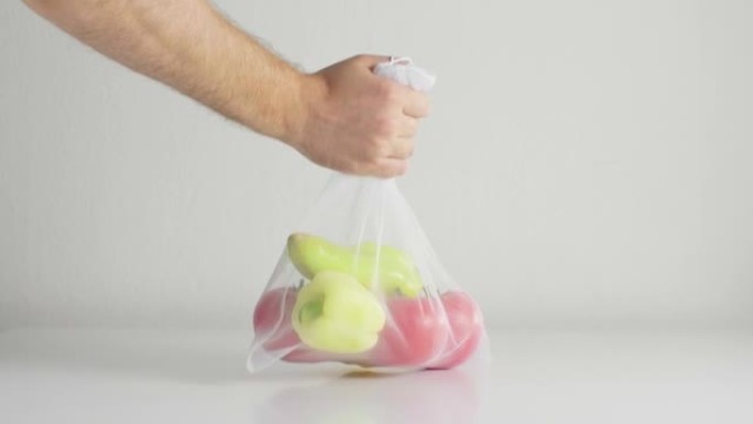 用于购物袋的塑料与可重复使用的材料。