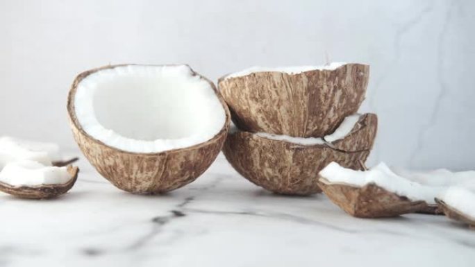 在桌布上切成薄片的新鲜椰子