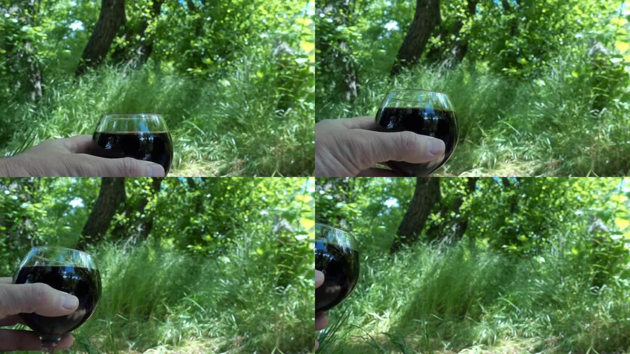 红酒以慢动作倒入大自然的玻璃杯中