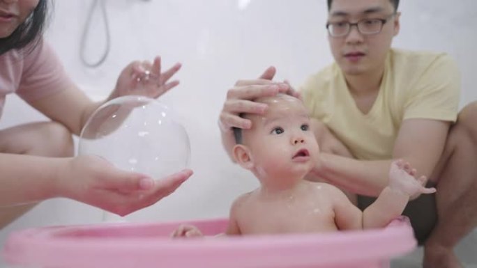 亚洲父母婴儿洗澡女儿