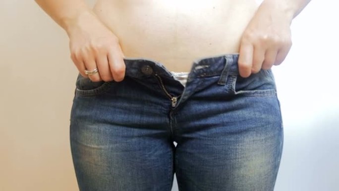 肥胖女性试图穿上小牛仔裤的4k视频