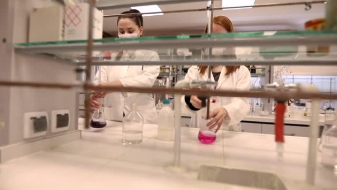 在滴定技术过程中，学生将实验室烧瓶与液体溶液混合