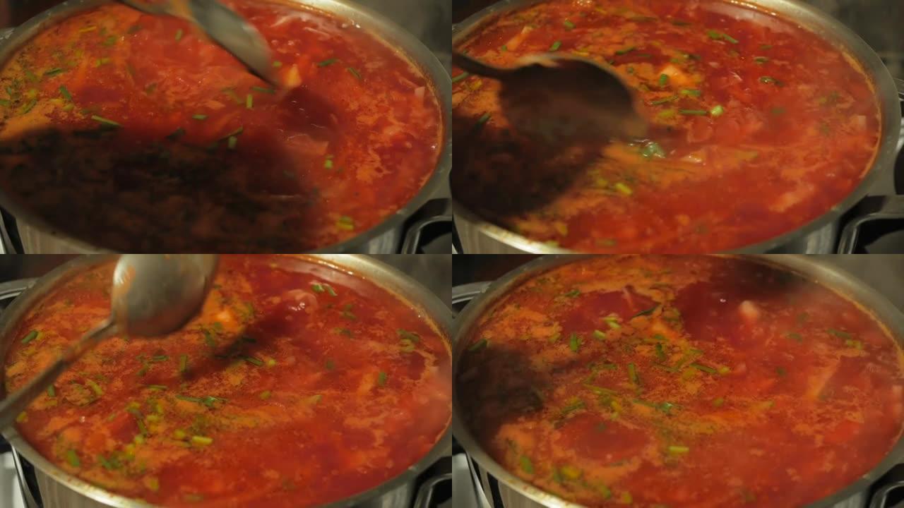 真正的乌克兰罗宋汤是在平底锅里煮的。厨师准备乌克兰罗宋汤。厨师将沸腾的乌克兰罗宋汤与勺子混合在一起