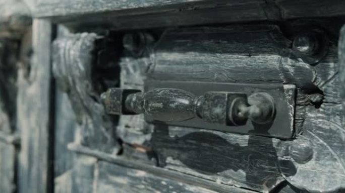 老式生锈的铁制把手木门。