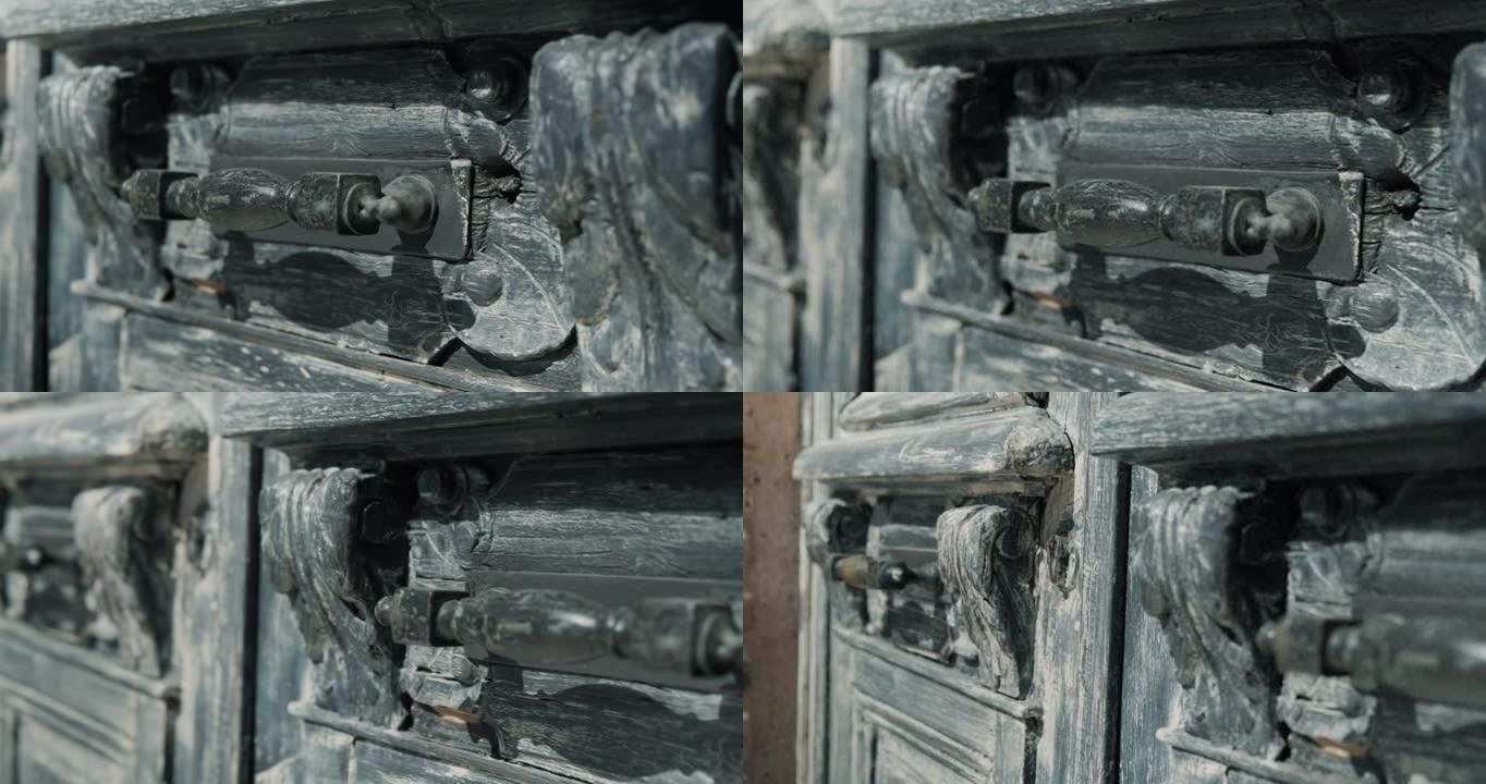 老式生锈的铁制把手木门。