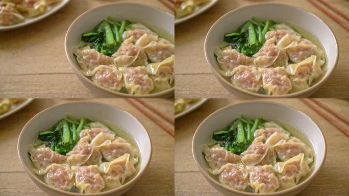猪肉馄饨汤或蔬菜猪肉饺子汤-亚洲美食风格