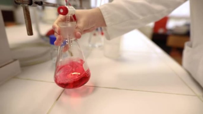 在化学实验室的实践练习中，学生进行滴定过程