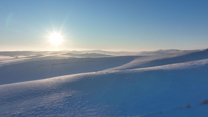 航拍冰雪覆盖的日光原野