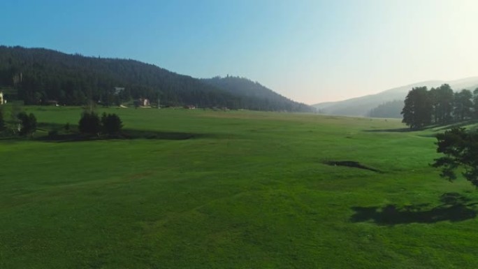 牧场和放牧马的山地景观，雾蒙蒙的日出，空中4k视频
