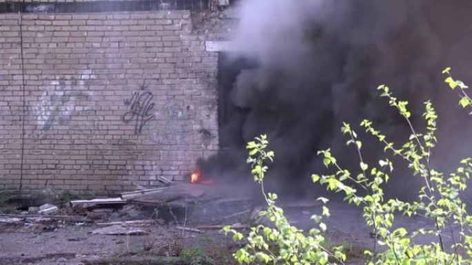 军用手榴弹爆炸背景被毁房屋。