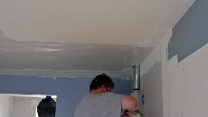 天花板上涂刷墙面腻子石膏的家庭室内装修
