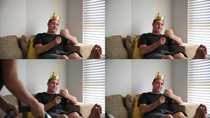 懒惰成熟的成年男子在家庭客厅表现得像国王