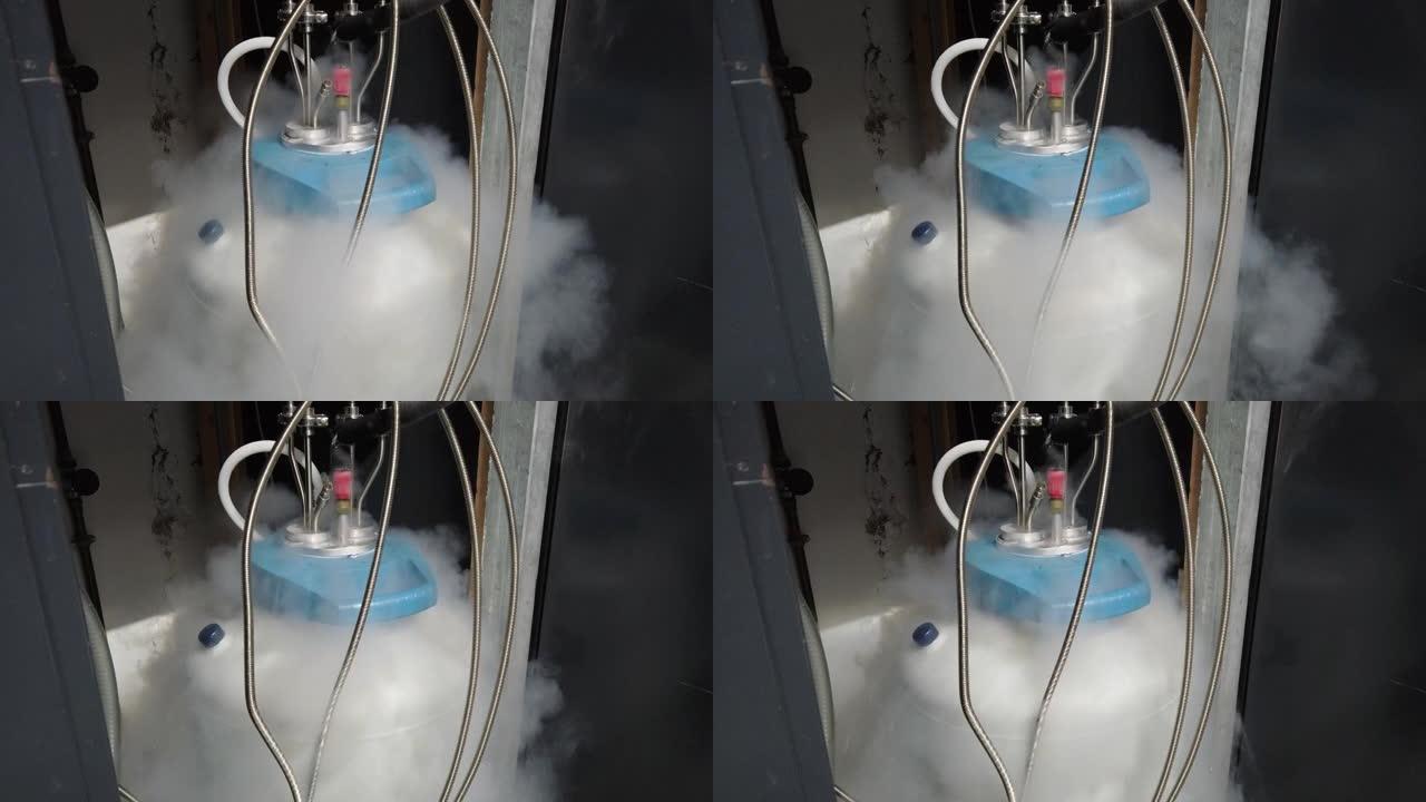 白色冷凝蒸汽从带有金属管道的液氮罐中流出