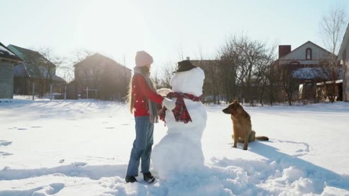 冬天在雪地上玩狗的女孩