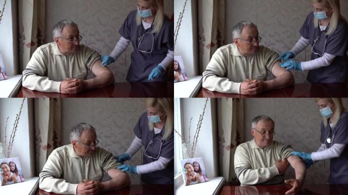 年轻女医生在家探视期间向老人注射疫苗
