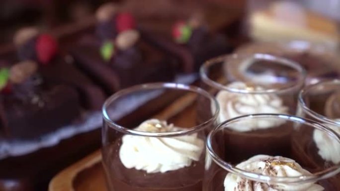 甜点店的巧克力天堂慕斯和蛋糕展示