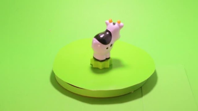 chromakey孤立搞笑物体绿屏上的玩具牛