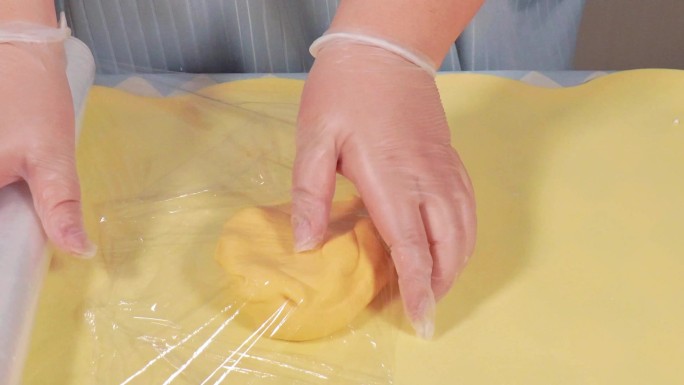 保鲜膜包裹住彩色面团保湿做面点 (3)