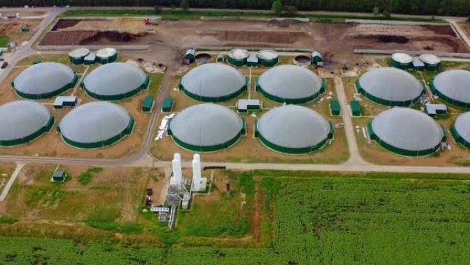 创新生物气体农业。用有机生物质生产沼气的现代农场。现场沼气厂建设。俯视图。