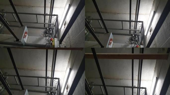 乘客电梯从内部。电梯设计。提升轴。电梯电缆。