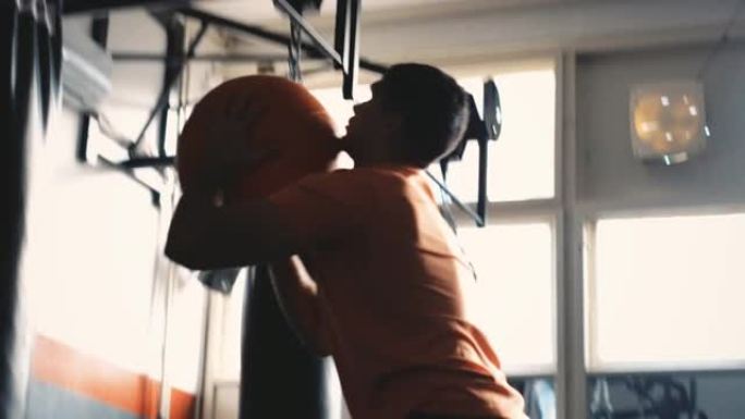 运动男子在健身房用药球锻炼，壁球锻炼