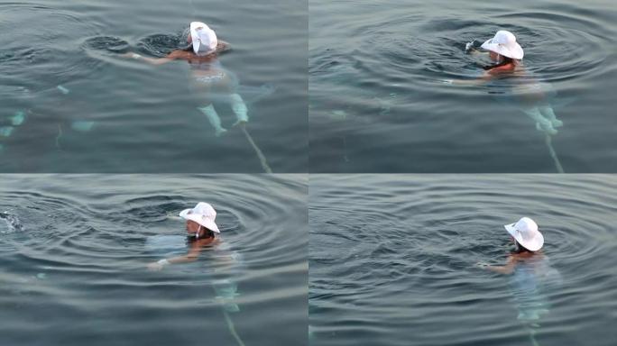 在红海的水下自由潜水员模型。