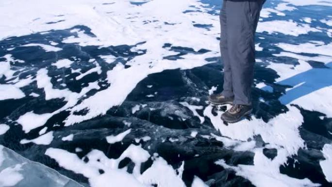 冬天，一个人在湖的冰冷表面上打碎了一小块浮冰。浮冰碎成许多小碎片。