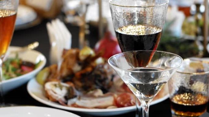 宴会桌，提供食物和饮料，一杯葡萄酒，一杯香槟