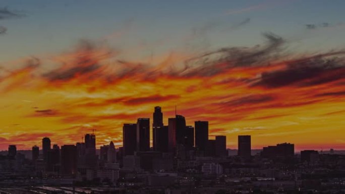 延时-洛杉矶市中心城市景观上惊人的日落云