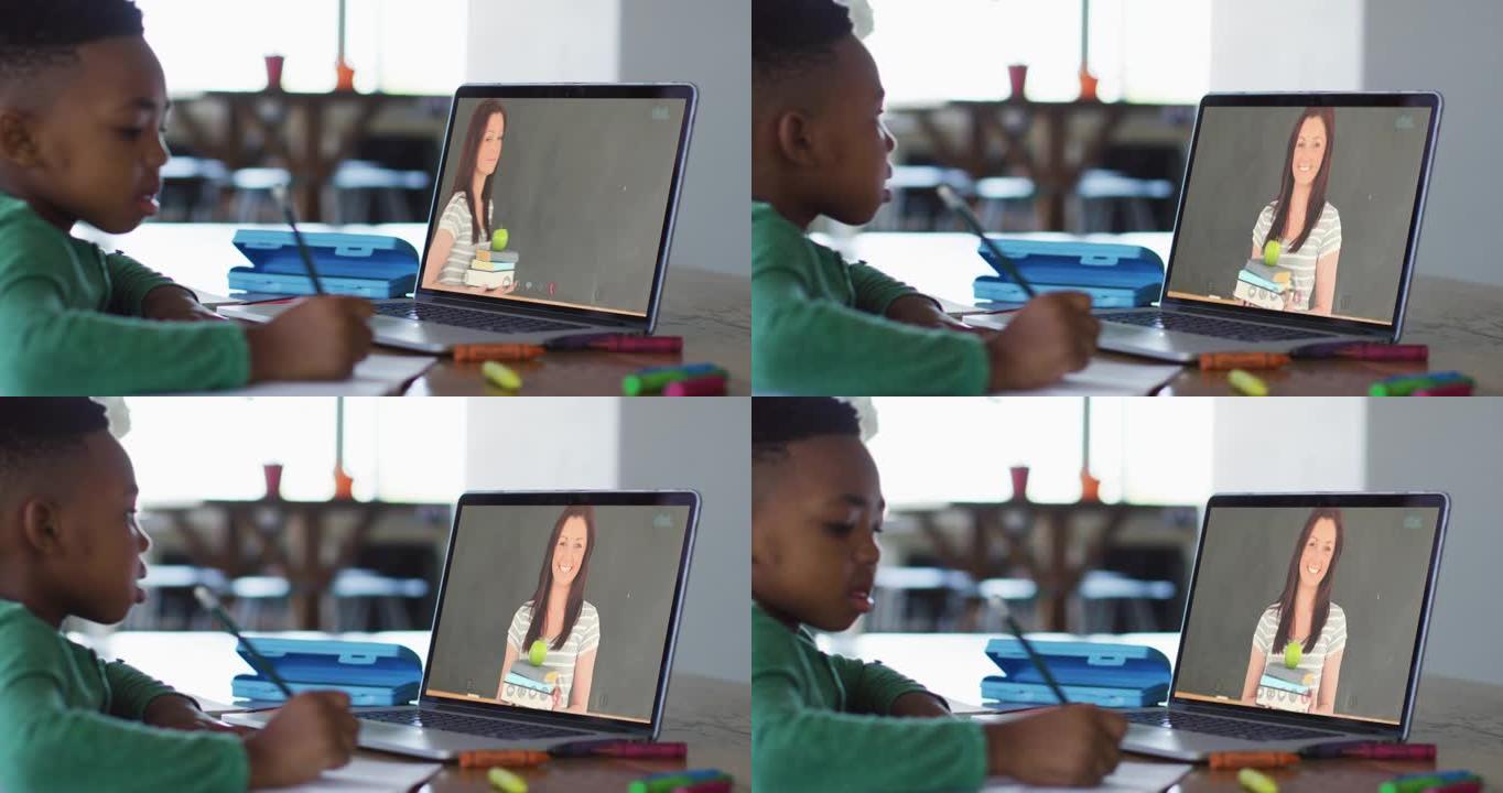 非裔美国男孩在家里用笔记本电脑进行视频通话时做作业