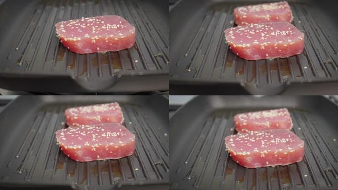将黄鳍金枪鱼的生牛排放入4k烤盘中。