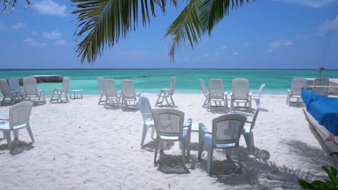 热带海附近有椅子和桌子的空海滩咖啡馆
