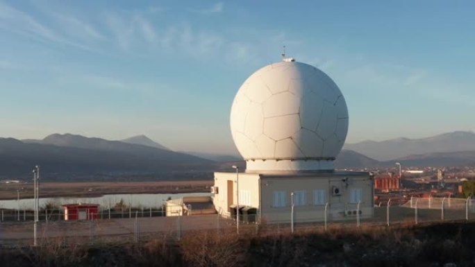 在日出或日落时保护雷达天线和空域监控设备的巨型天线罩 (雷达圆顶) 球体。穹顶和高山顶上的大冲天炉。