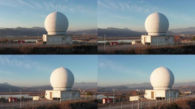 在日出或日落时保护雷达天线和空域监控设备的巨型天线罩 (雷达圆顶) 球体。穹顶和高山顶上的大冲天炉。