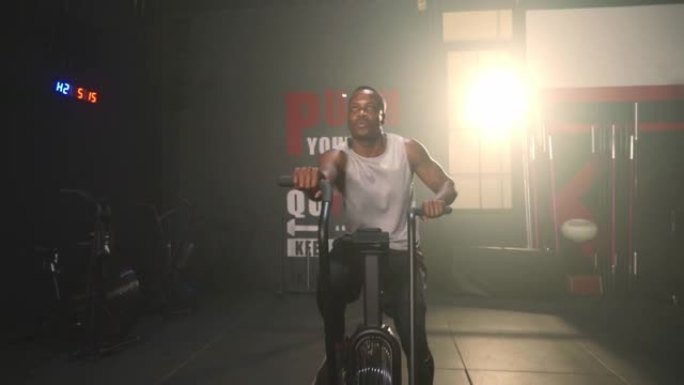 白人男子在健身馆的固定自行车机上锻炼。体育娱乐活动、锻炼活动或健康生活方式概念。