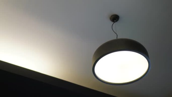天花板上的简单发光二极管灯笼