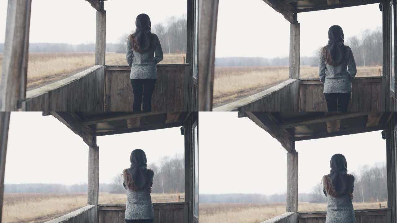 女人在秋天的旧田野里寂寞。原始视频记录