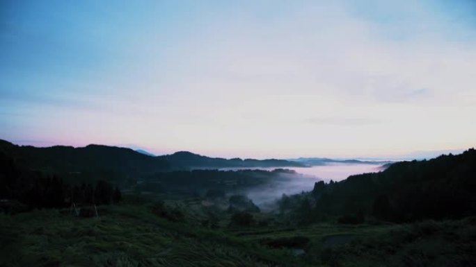 蓝色小时。从夜空到太阳出现时可以看到星空的时间流逝。该地为水稻梯田，为日本传统农业。流星和星星是可见