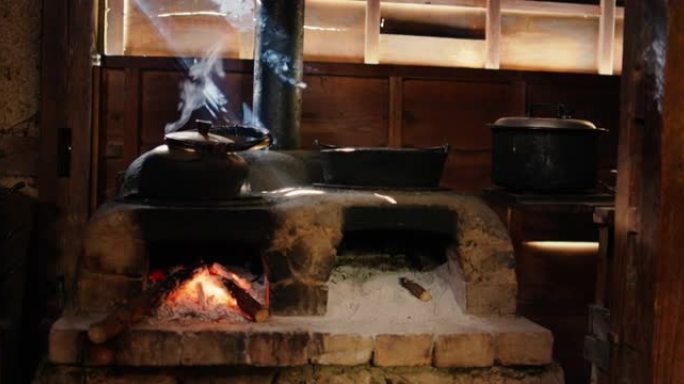 在传统的燃木炉上煮沸的铜水壶