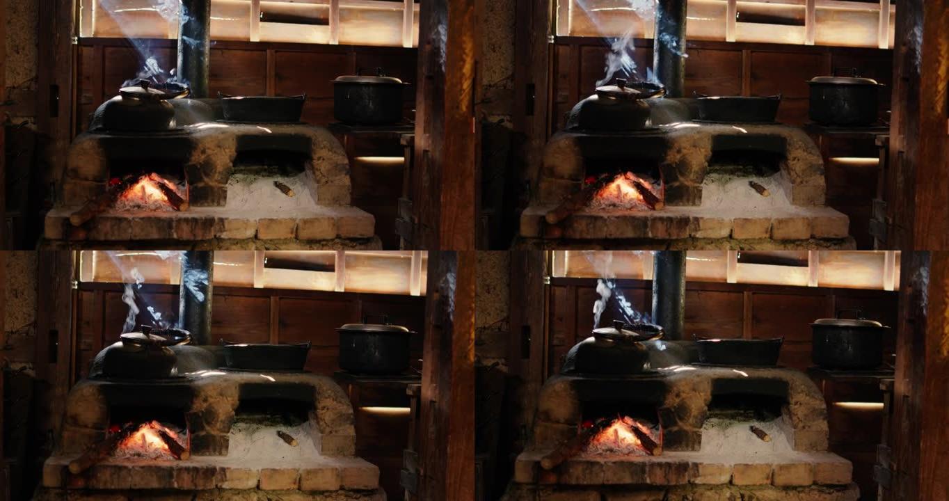 在传统的燃木炉上煮沸的铜水壶