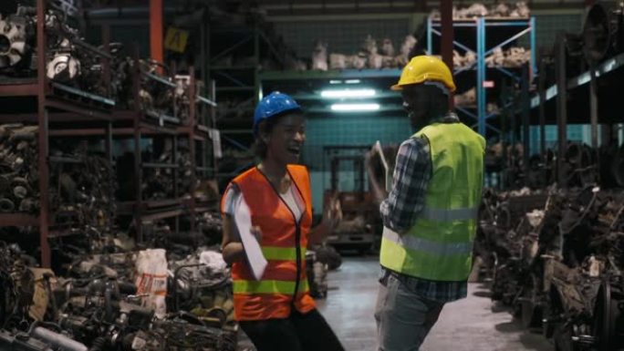 开朗的年轻夫妇非裔美国男女工厂工人在汽车废品场跳舞