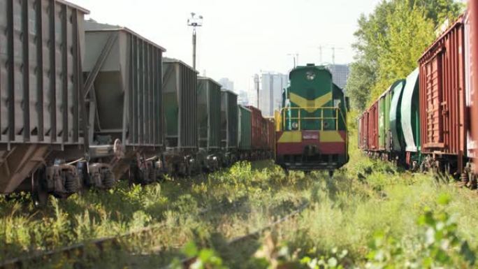 长货物铁路列车之间内燃机车行驶的4k视频。铁路运输和货物的概念